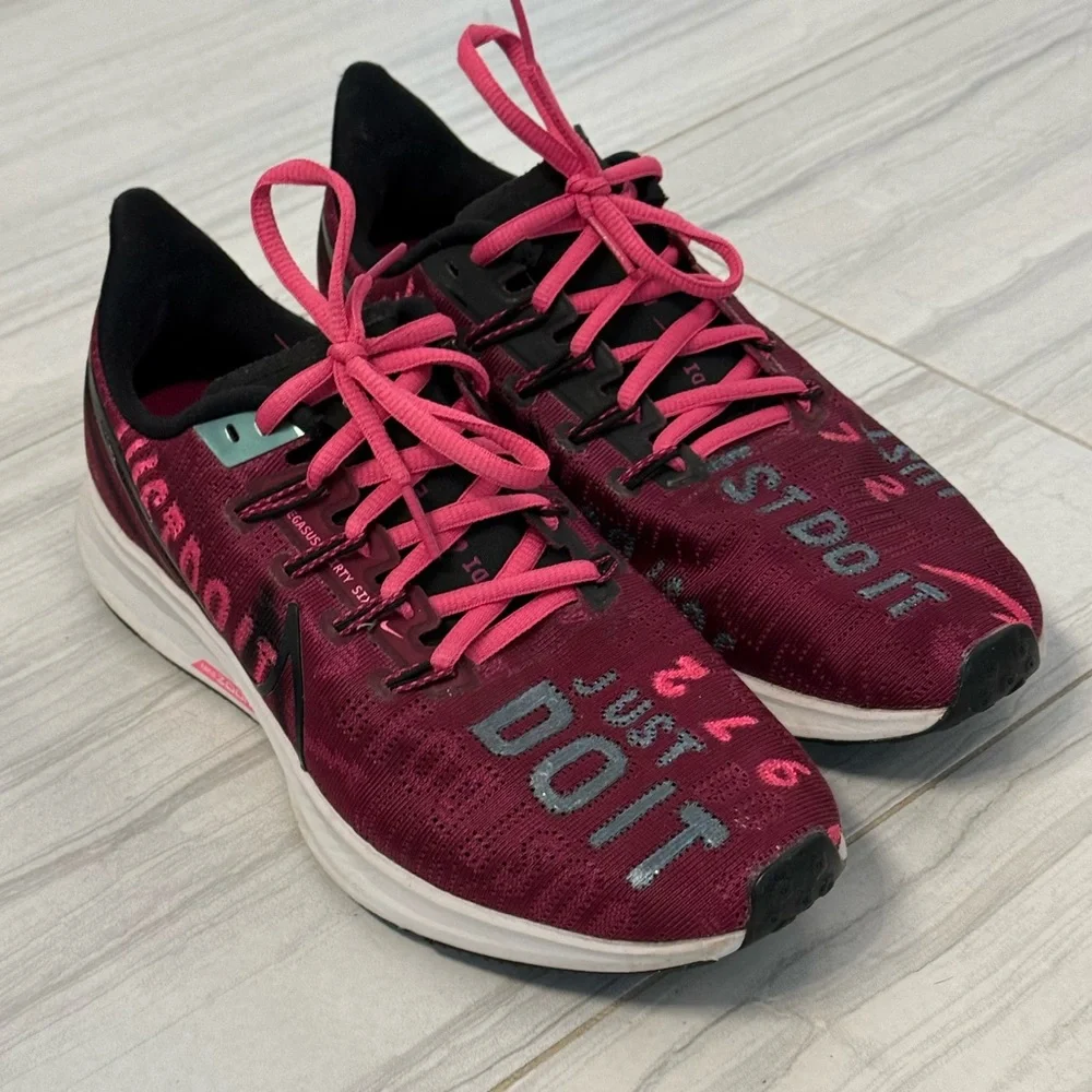 NIKE PEGASUS ZOOM RUNNING SNEAKERS  SZ 9M Sneakers. Cranberry/Blk